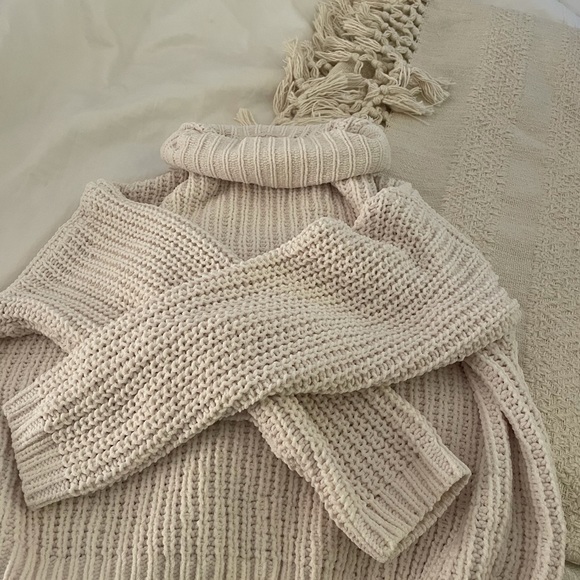 White turtleneck sweater - Picture 3 of 3